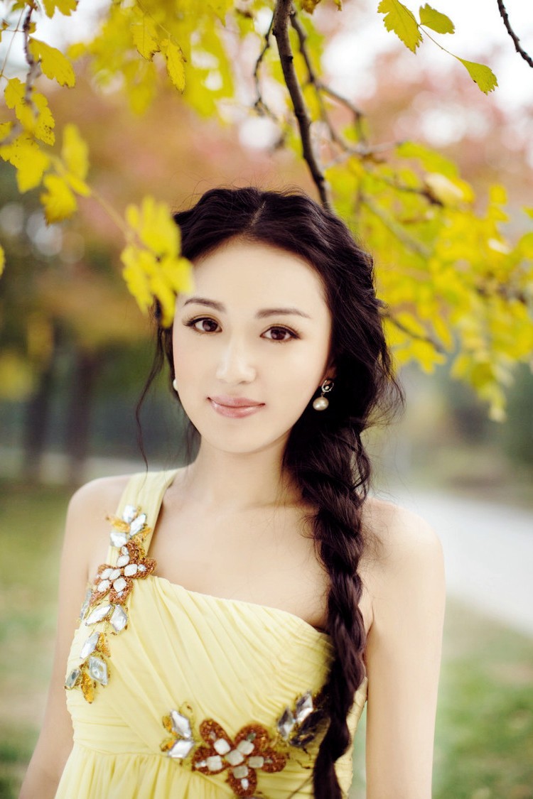 阳光下一个清秀美丽可爱的小辫子姑娘