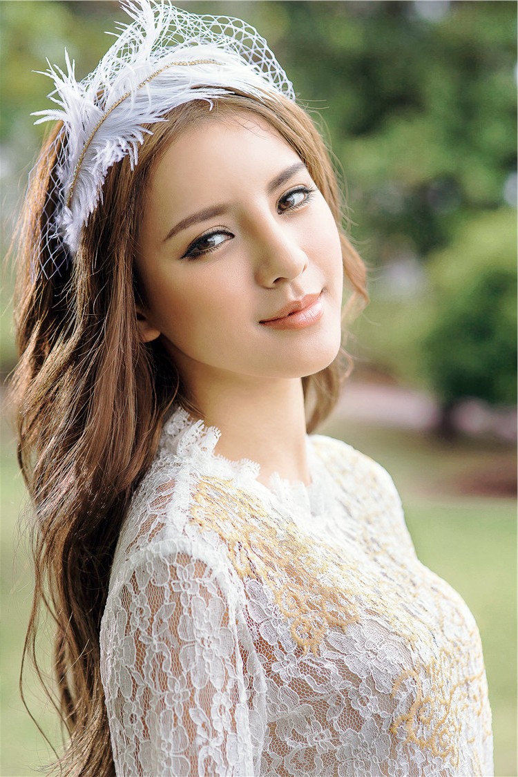 阳光下一个长发飘飘,青涩而美丽的混血儿美女姑娘