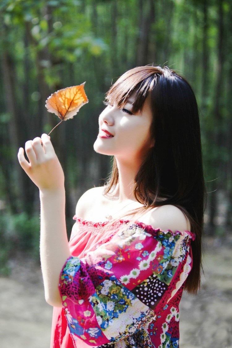 一个人行走在空气清新,那小树林里的美丽姑娘!