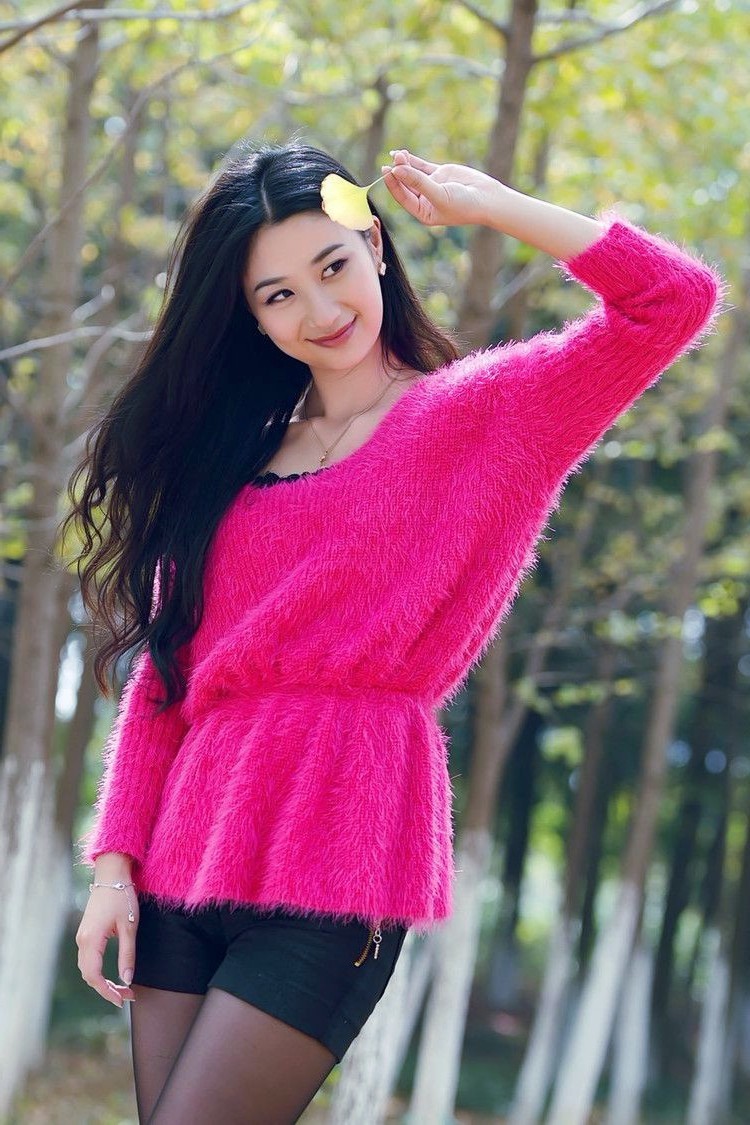 一个行走在小树林的长发红衣美女姑娘!