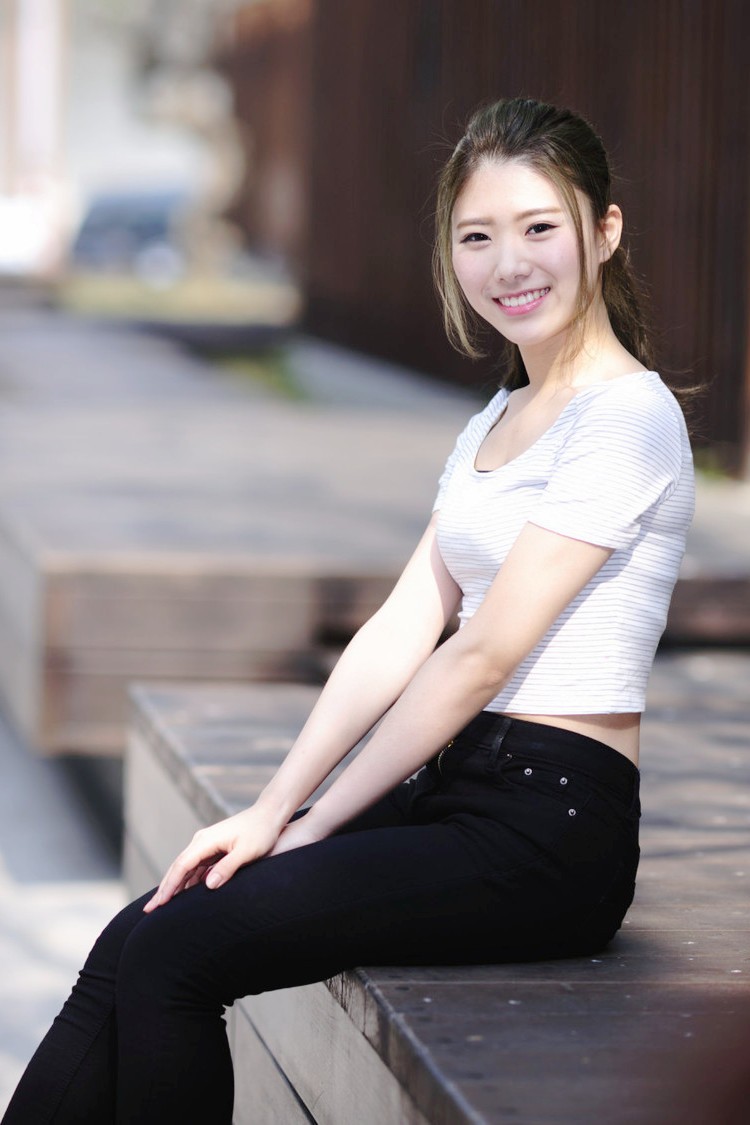 一个笑得多么开心的清秀美丽女子姑娘