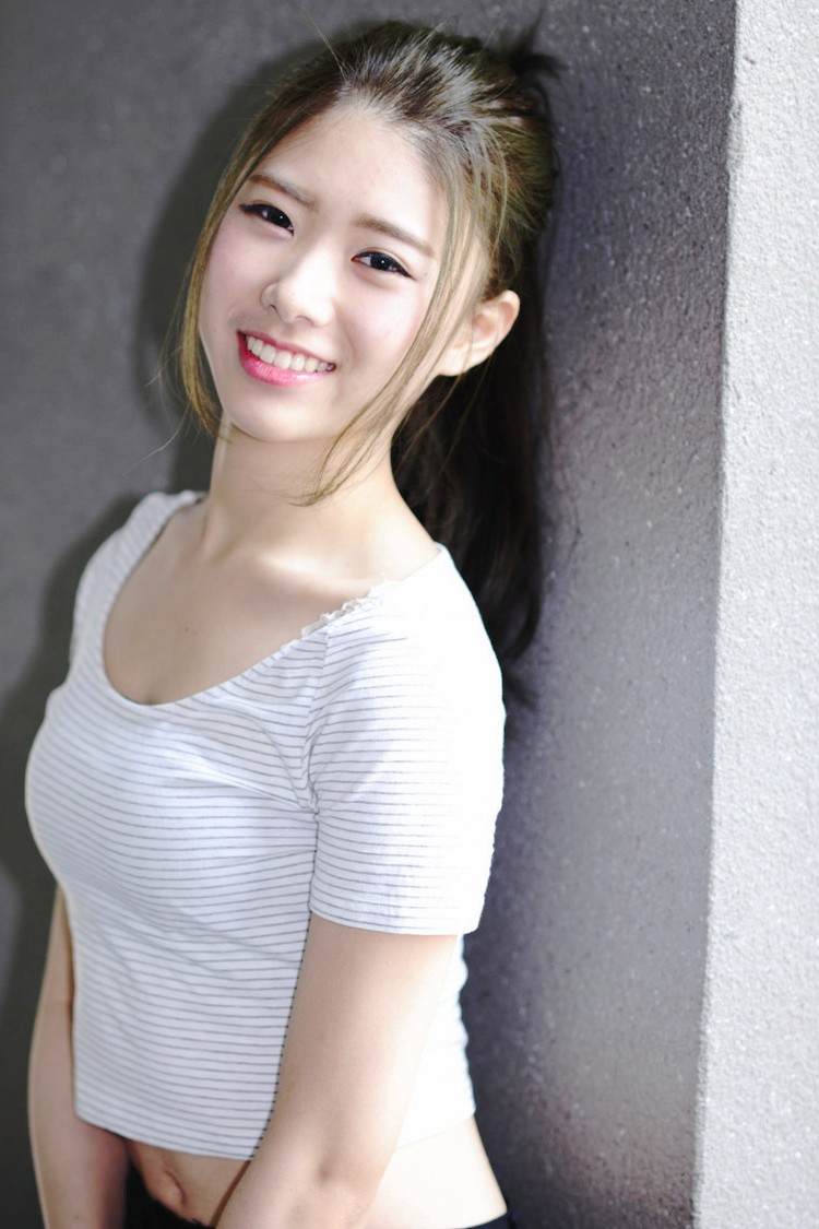 一个笑得多么开心的清秀美丽女子姑娘