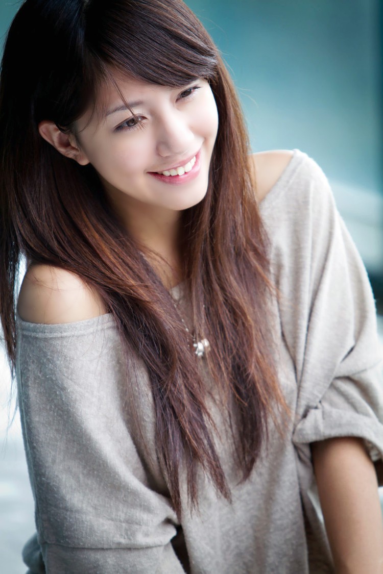 笑得那么开心而美丽的长发美女姑娘