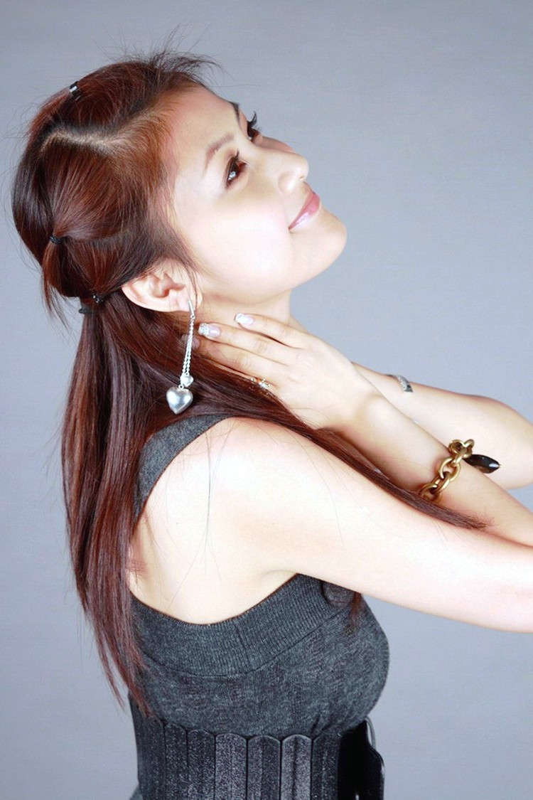 柔光灯下的青春美丽长发素颜美女