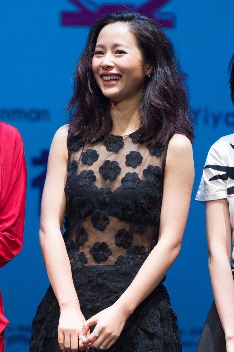 透视感爆棚的连衣裙,体现了江一燕性感的一面