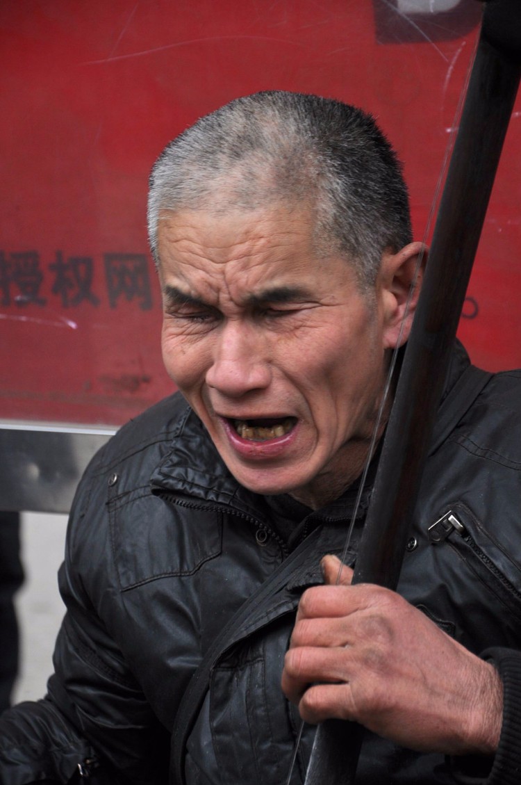 盲人街头卖艺遭遇爱情 上演现实版你是我的眼 感动