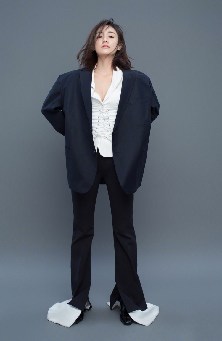 尴尬了刘芸!把红色打底裤穿成连脚裤