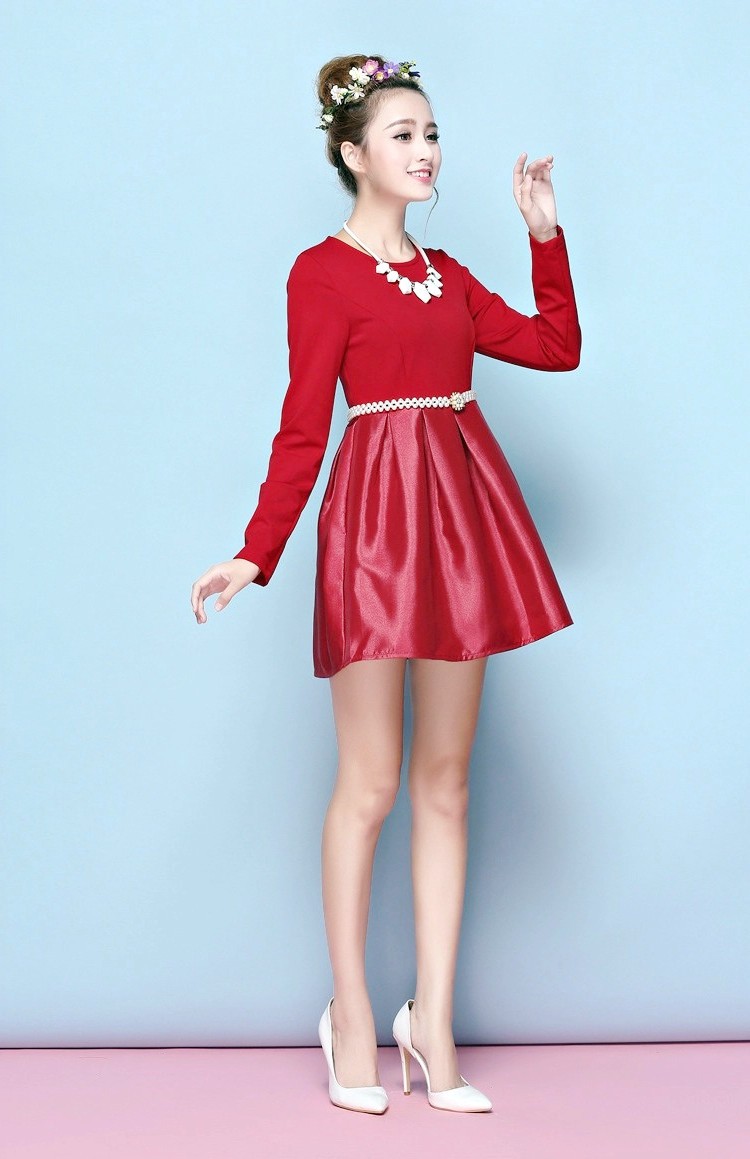 一个笑容甜美怡人的美丽红裙女子|人像摄影|美女|裙装_新浪新闻