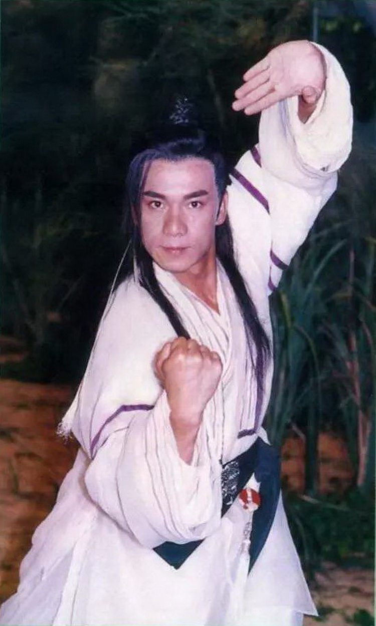 曾不输郑少秋的大侠因躁郁症致妻离子散如今沦落到街边卖烧饼