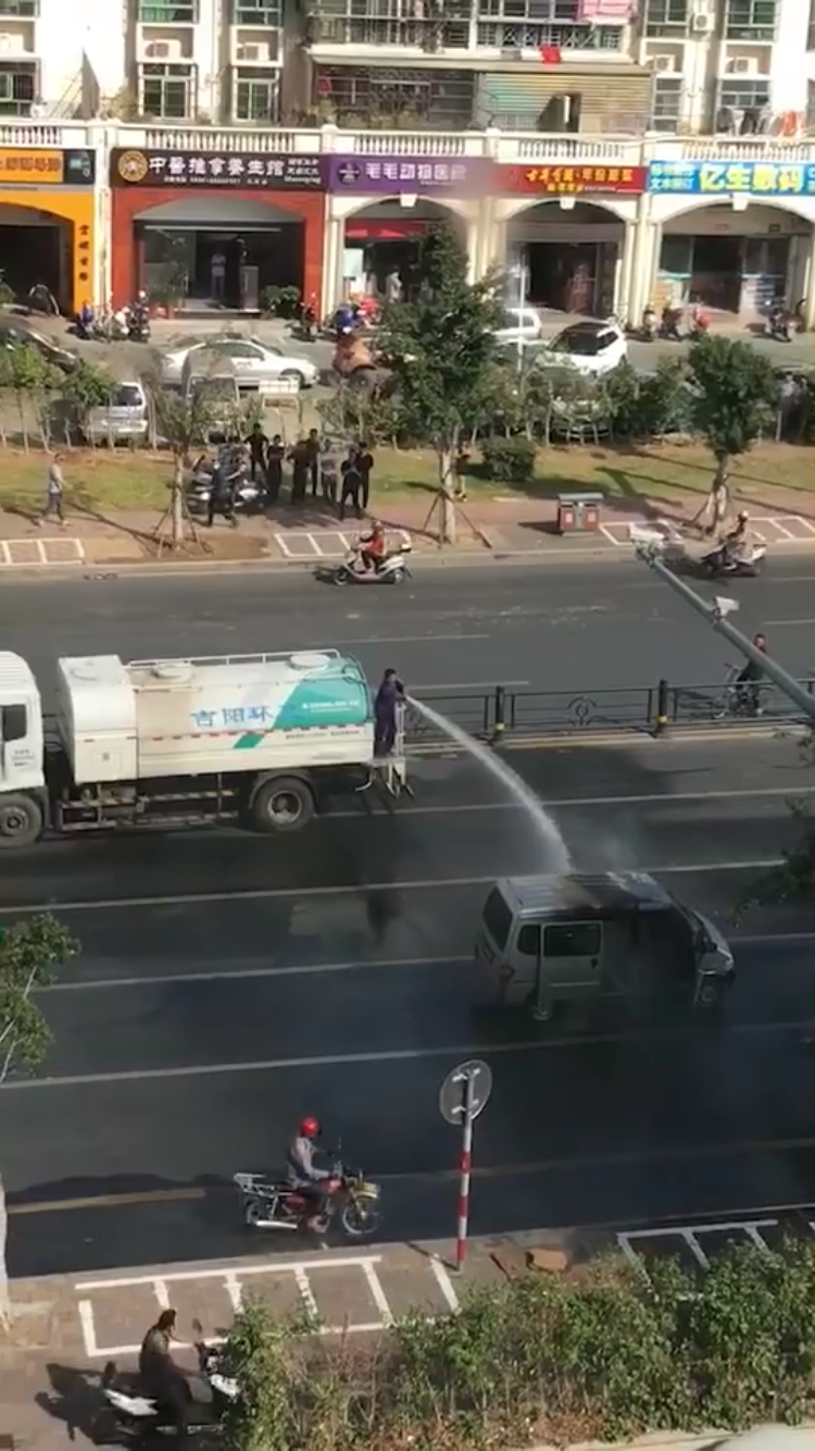 面包车起火 路过洒水车临时当消防车灭火