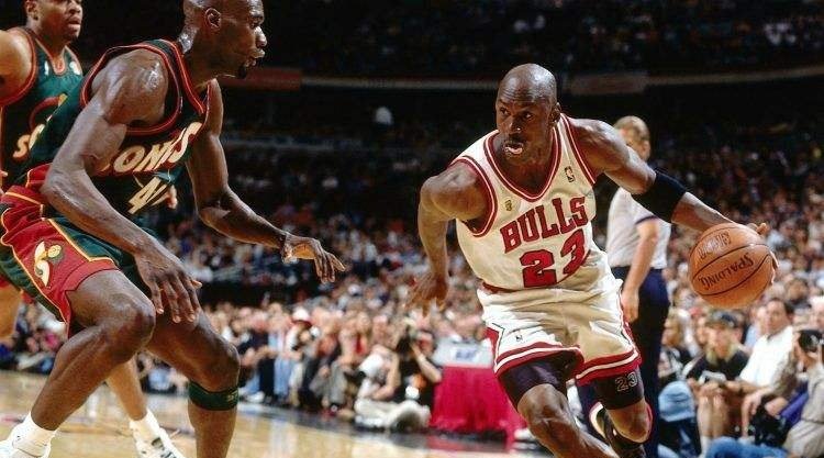 迈克尔乔丹进攻技巧集锦!乔丹是NBA史上最出