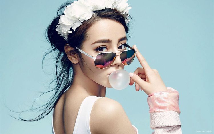 迪丽热巴罕见比基尼照片流出,原来我们保守的