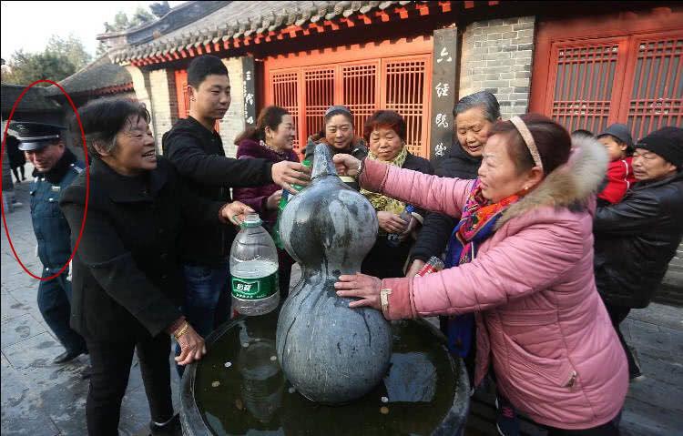 众人祠堂内抢"圣水", 保安大叔笑而不语