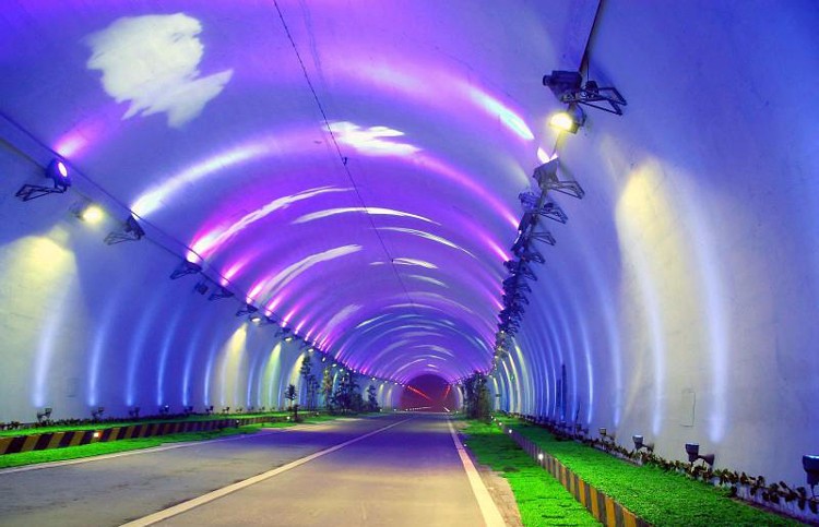 世界最长双洞公路隧道:横穿秦岭,高颜值,里面竟暗藏蓝天白云!