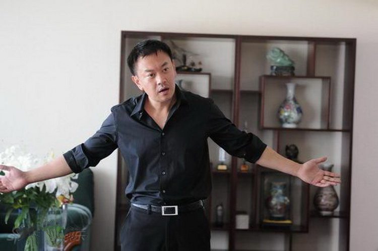 20年前因无戏拍转行经商成亿万富翁,如今被名导发掘走红成赢家|冯嘉怡