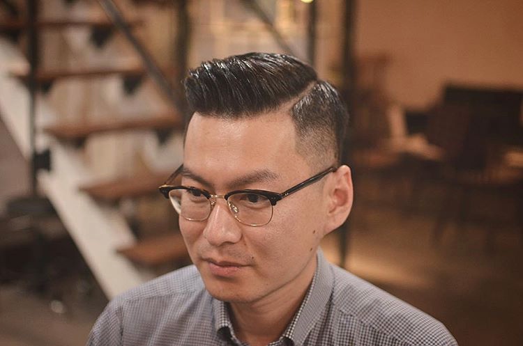 眼镜男生发型这样剪帅气又时尚