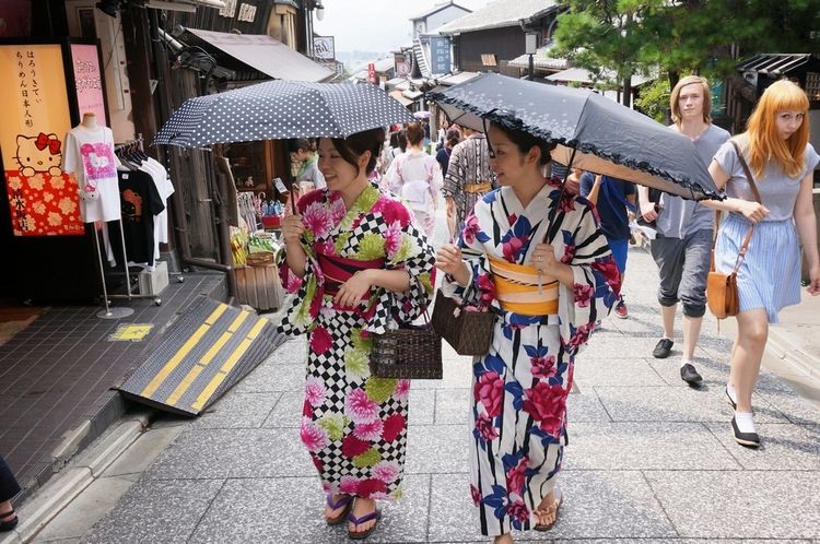 日本街头随处可见和服,背后的腰包原来是为了方便男人