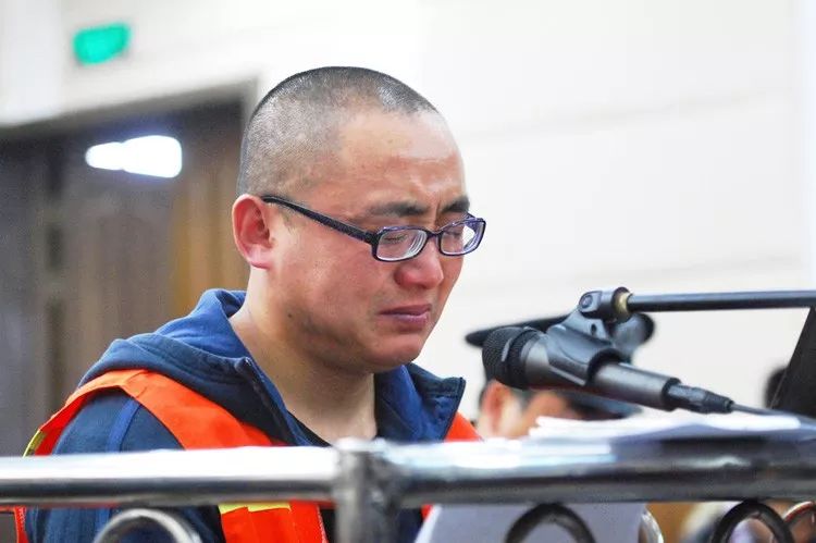 得道高僧竟是灭门杀人犯,藏身寺庙17年成监院,出入乘奥迪a6