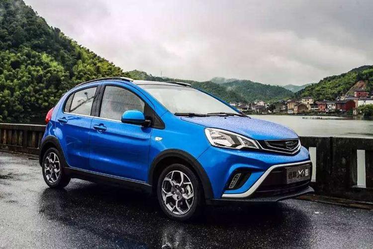 远景x1是吉利的入门级小型suv,整体造型乖巧可爱,外观延续了吉利的