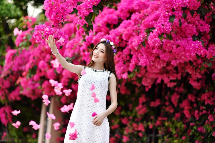 美女清纯摄影:单车少女,与花争艳!最好看!