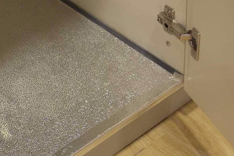 被忽悠在橱柜底贴了张铝箔,说可以让橱柜防水防潮,真的有用吗