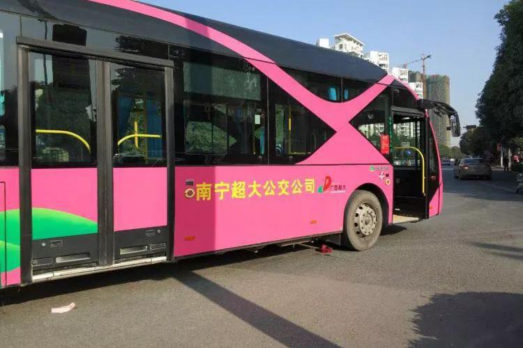 突发!南宁公交车斑马线旁撞上老太太,事发新阳龙腾路口.