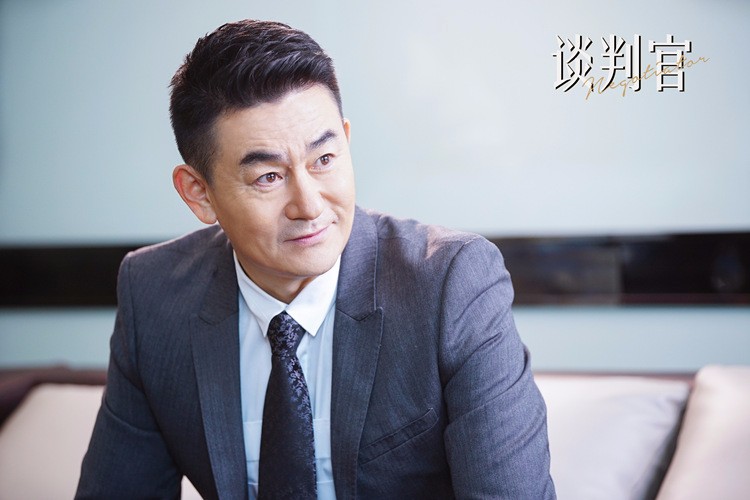 威严父亲李洪涛望女成凤 鼓励女儿勇敢追爱电视剧《谈判官》正在湖南