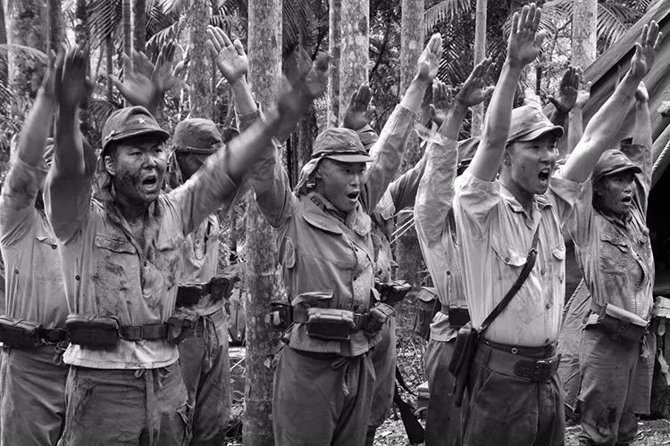 二战日军帽子上的两片"遮羞布"比较奇葩,你知道干什么用的吗?