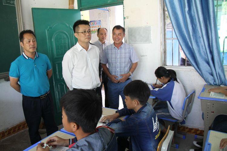 海南乐东县委副书记,县长李永群深入校园检查指导工作