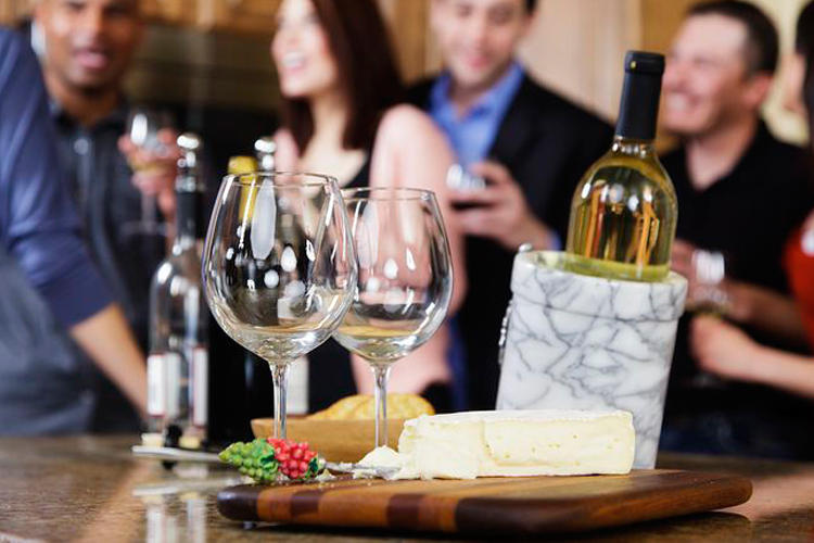 以酒会友躁轰趴,推杯换盏话天下