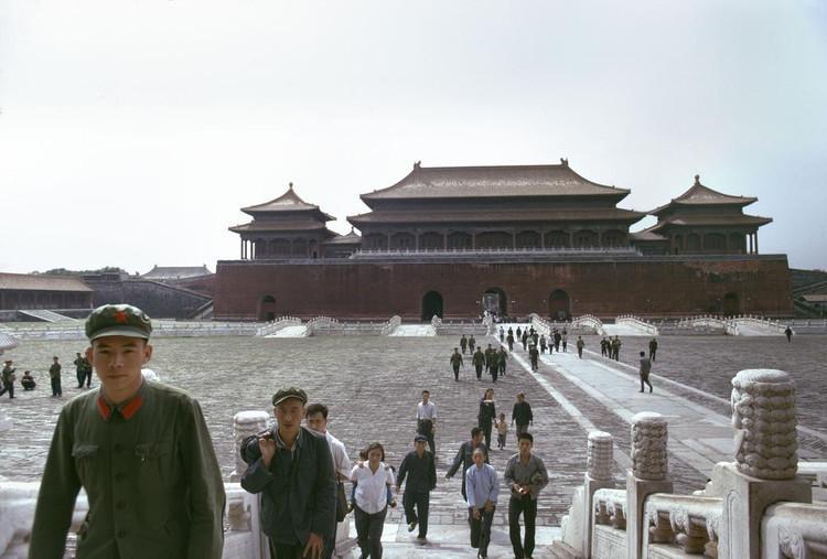 高清老照片:七十年代的中国人形象,当时满大街都看不到一个胖子