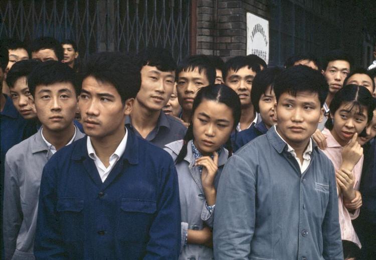 围在一起的年轻人,当时还没有什么化妆品,每个人都是看上去也都精气神