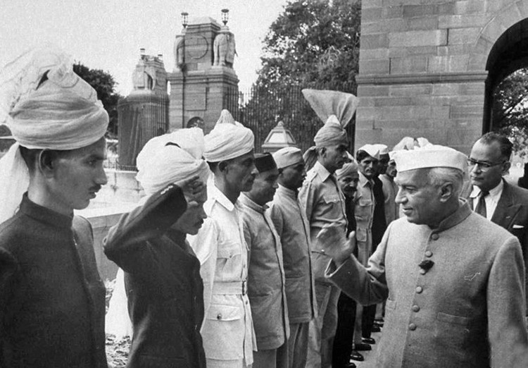 1962年印度全民皆兵妇女儿童扛枪军训准备打仗