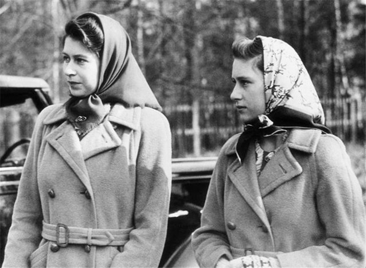 1945年5月8日,伊丽莎白二世和玛格丽特公主在征得父母同意后,加入到