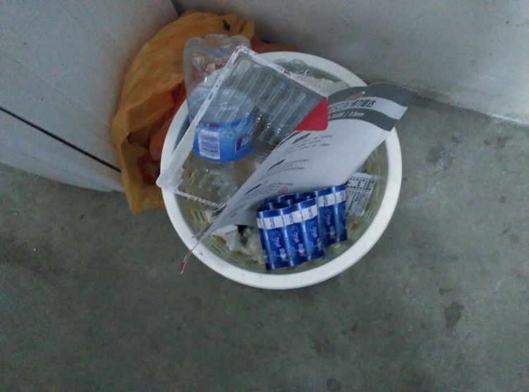 我出差爸妈来家住回家见垃圾桶有避孕套我狂踹老婆我爸却打我