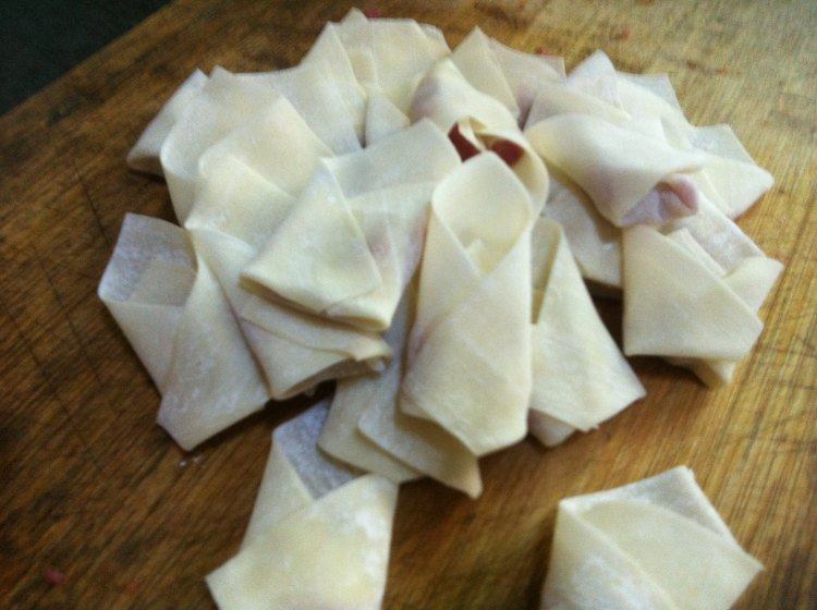 用一根筷子包馄饨3秒就包好一个快速又好看