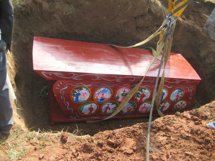 给亡人挖棺材坑次日莫明躺在坟场光棍焚镐把给老人赔罪