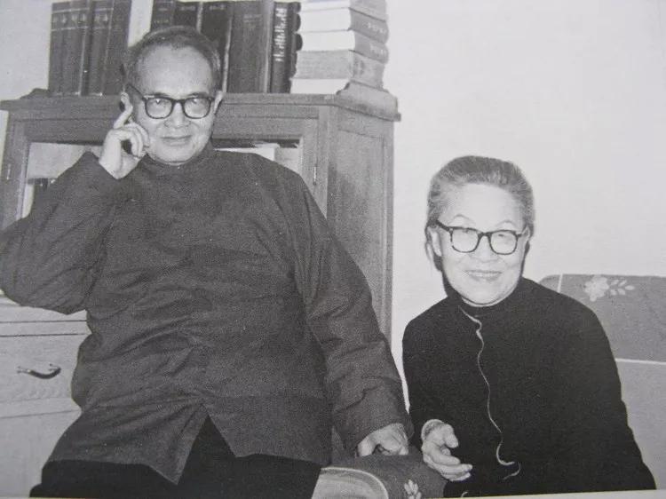 正文   这时钱瑗早已长大,   每天都去书房偷稿子看,   钱钟书就跟