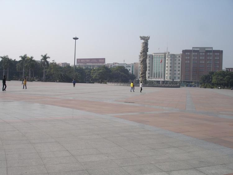 东莞大岭山有一个大型广场, 被誉为"没有围墙的夜总会"