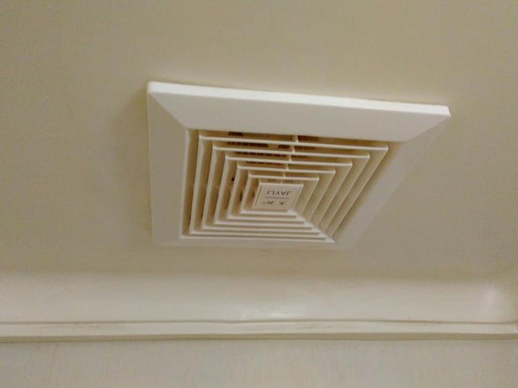 检查空气是否还流通;或是关了换气扇,直接检查排风口是否受阻