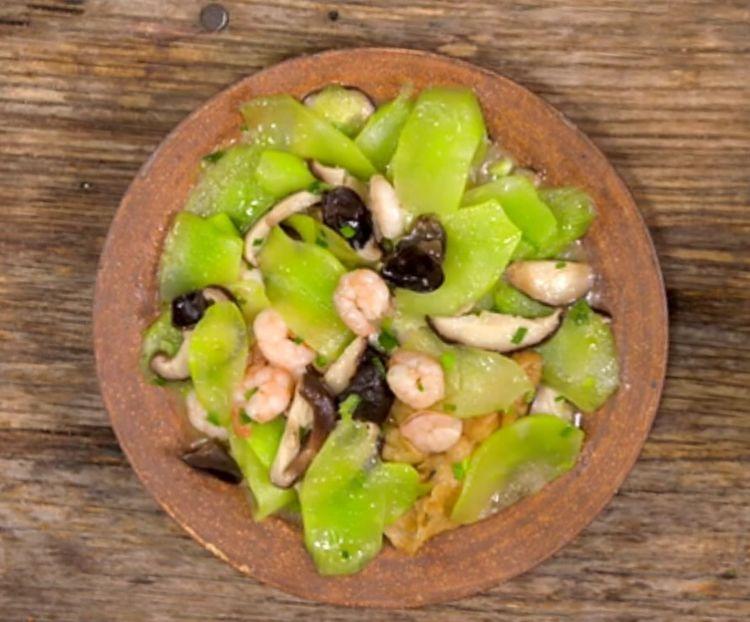 凉拌,炒菜,火锅涮菜……用一根莴笋制作了两道菜,莴笋叶做咸肉菜饭,物