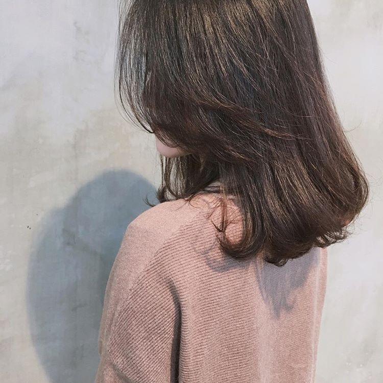 披肩长发做微卷与焦糖色2018最受欢迎的发型