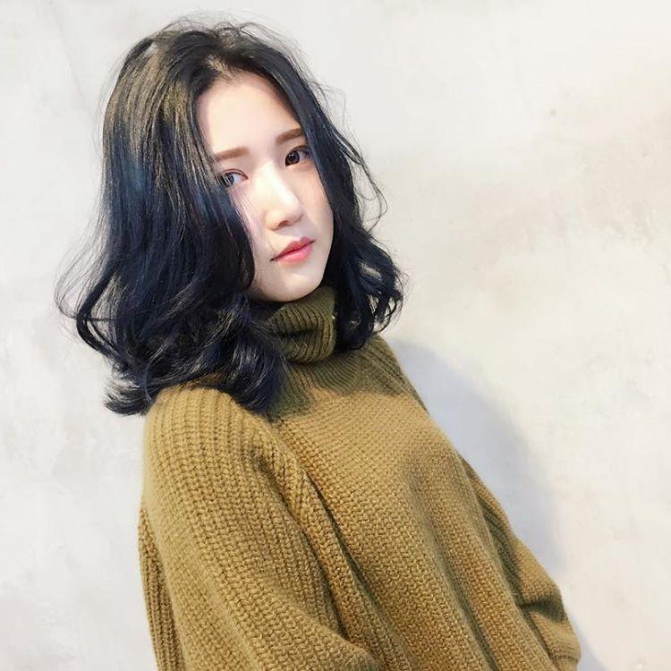 披肩长发做微卷与焦糖色2018最受欢迎的发型