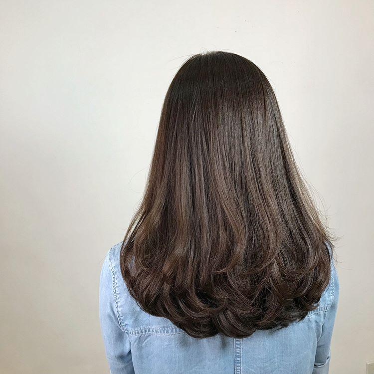 发尾烫一半的发型,今年很受欢迎