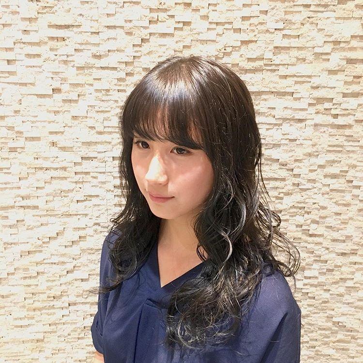 实拍美发店烫发发型这些发型今年最受欢迎