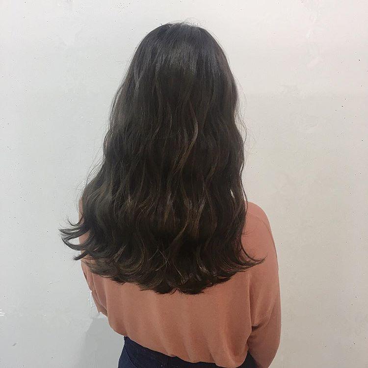 长发这样卷,背影也能很迷人