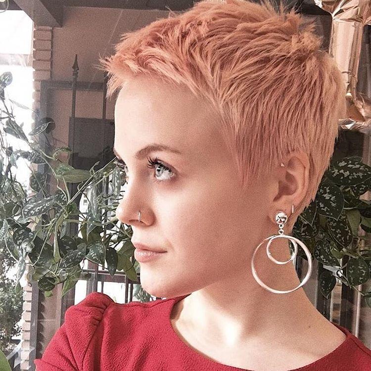 pixie女生超短发,个性与时尚并存的发型