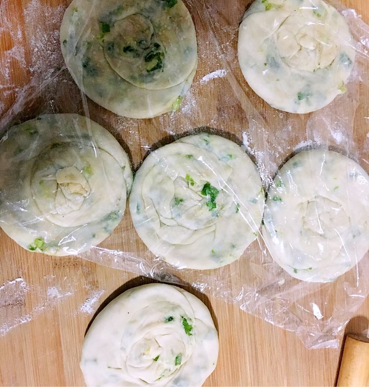 葱油饼制作全过程 手把手教你做香喷喷的正宗葱油饼