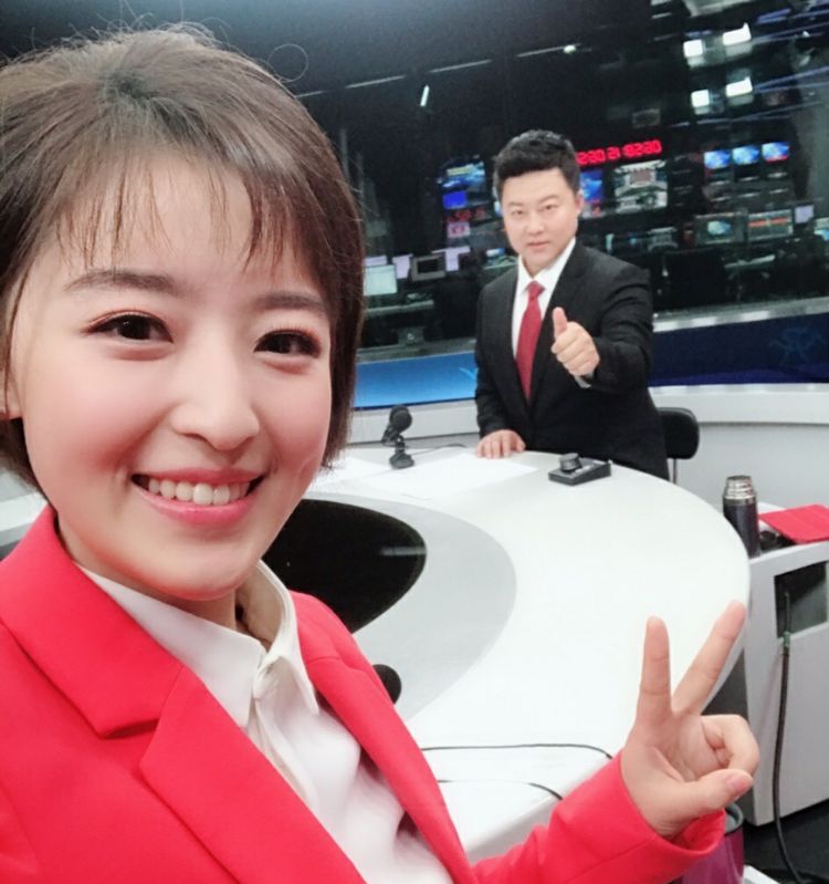 足球美女主持人杨茗茗,主持清新自然,优雅稳重,深受球迷爱戴