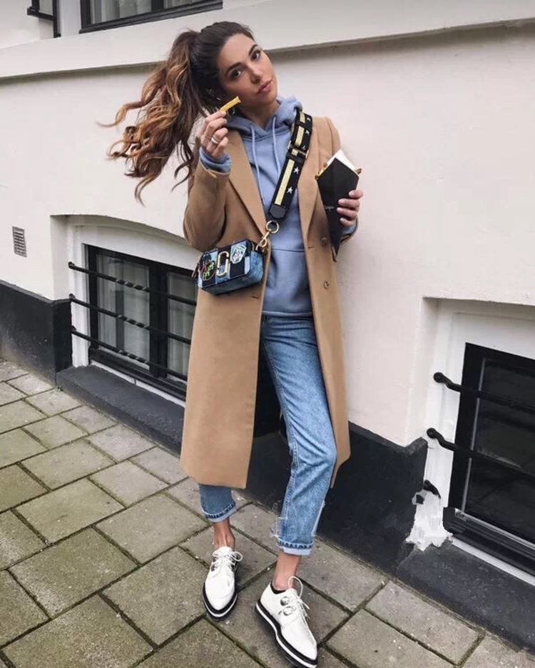 连帽的卫衣款式,上身更显年轻,给人一种向上的激情,搭配大衣外套,增加